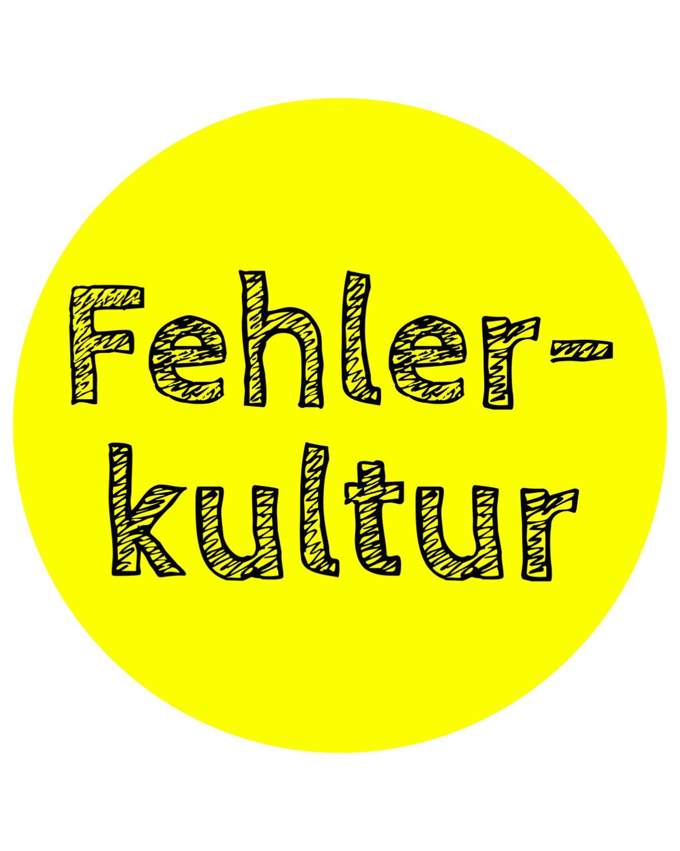 F E H L E R K U L T U R Der Mensch lebt davon, aus seinen Fehlern zu lernen. Nur Fehler der Vergangenheit machen uns zu den Menschen, die wir heute sind. Viele Fehler waren Grundlage für moderne Innovationen.Auch in der Schule müssen Schüler*innen die Kompetenz erwerben, mit ihren Fehlern umzugehen und diese effizient zu verwerten. Fehler dürfen nicht mit roten Stiften als etwas Negatives dargestellt werden. Eine gesunde Fehlerkultur ermöglicht es uns vielmehr, unsere Fehler als Möglichkeit des Lernens zu betrachten und keine Angst vor ihnen zu haben. Dieses Potential müssen wir begreifen, um mit Mut durch das Leben zu gehen und resilienter, konstruktiver zu werden. Es geht also darum, eine Fehleroffenheit zu entwickeln und die Angst vor dem Fehlermachen abzubauen.