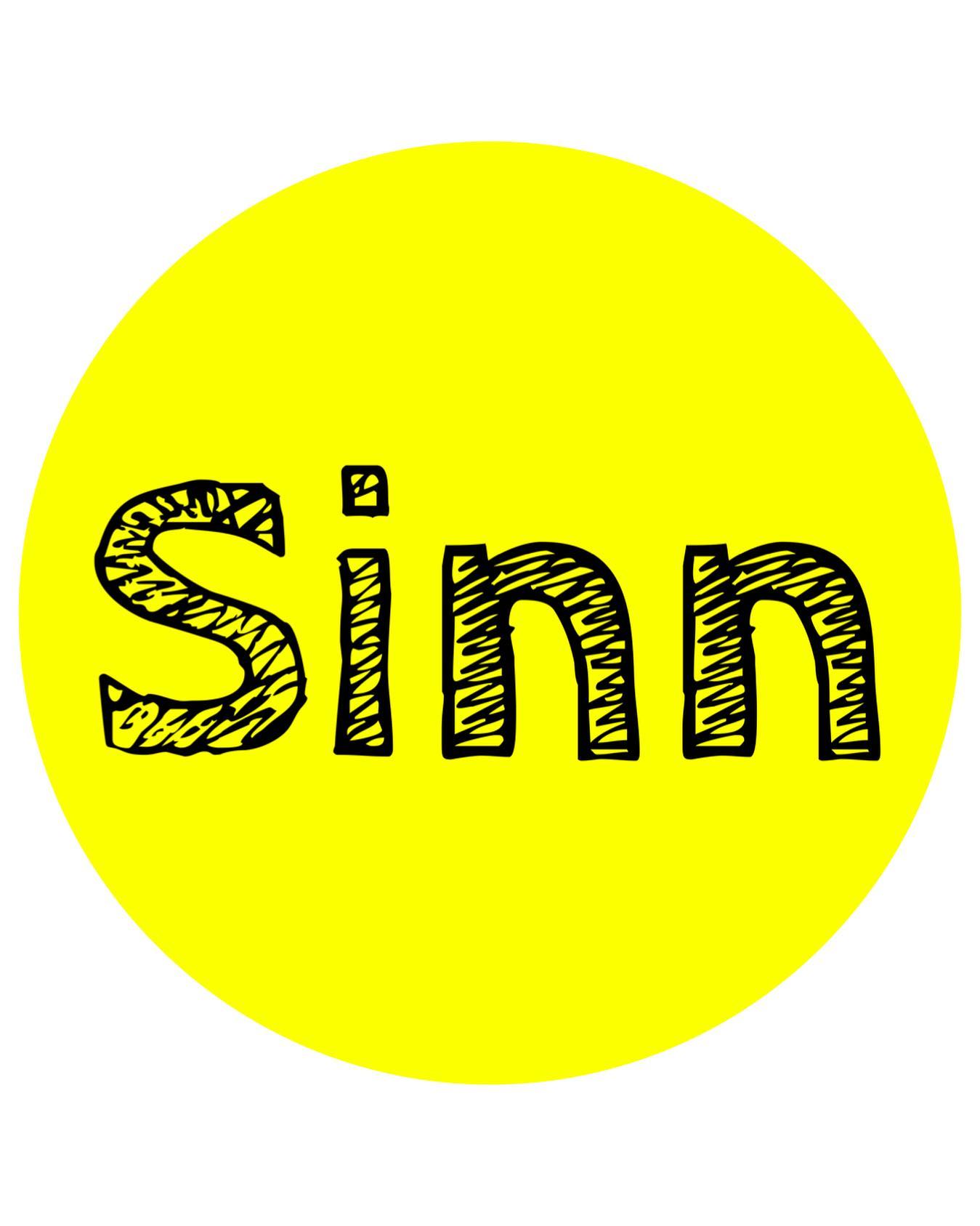 S I N N Besinnung, Sinnstiftung, Sinnhaftigkeit - der Sinn ist von großer Bedeutung für Entwicklung und Lernprozess. Eine Schule muss in der Lage sein, einen Bezug zu ihm herzustellen. Oft wird der Sinnbegriff auf die Sinnhaftigkeit beschränkt. Natürlich ist es wichtig, dass Gelerntes Anwendung findet und einen Lebenswelt- und Realitätsbezug hat, denn nur so ist es nachvollziehbar und einprägsam. Solche Prozesse wirken sinnstiftend, sie treiben den Menschen an, motivieren ihn und führen zur Emotionalität.Trotzdem soll es auch um die Besinnung gehen. Schon im frühen Kindesalter zeigt sich: Menschen lernen mit all ihren Sinnen. Sie sehen, hören, riechen, schmecken und fühlen. In einer Welt der zunehmenden Entfremdung von uns selbst, unseren Mitmenschen und unserer Mitwelt müssen wir den Fokus auf die Besinnung rücken. Menschen müssen sich wieder als Teil der Mitwelt und Natur verstehen, um für ihre Bewahrung und den Schutz unserer Mitbewohner der Erde zu sorgen, statt die „Umwelt“ auf ein ökonomisches, auszubeutendes Gut zu reduzieren. Deshalb müssen Schulen den Sinn gewährleisten, ihn fördern und fordern.